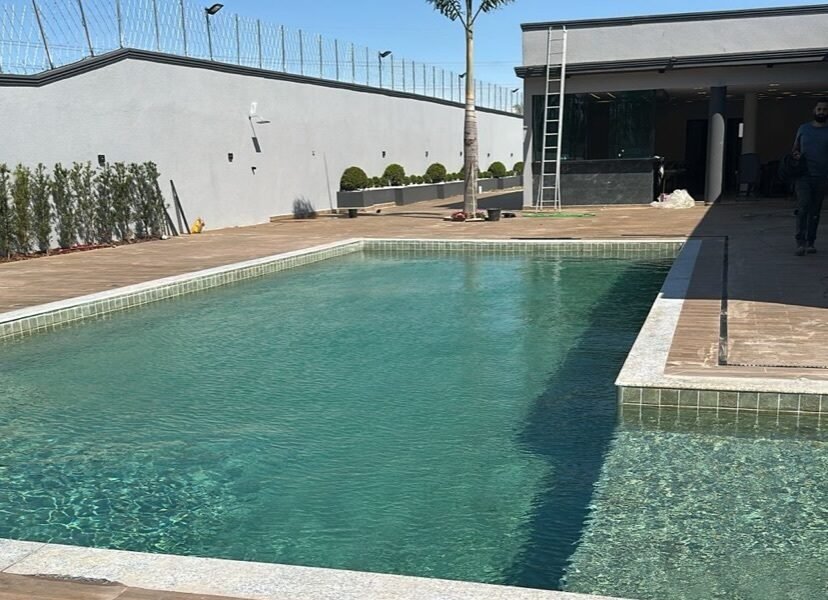 Vista lateral da piscina